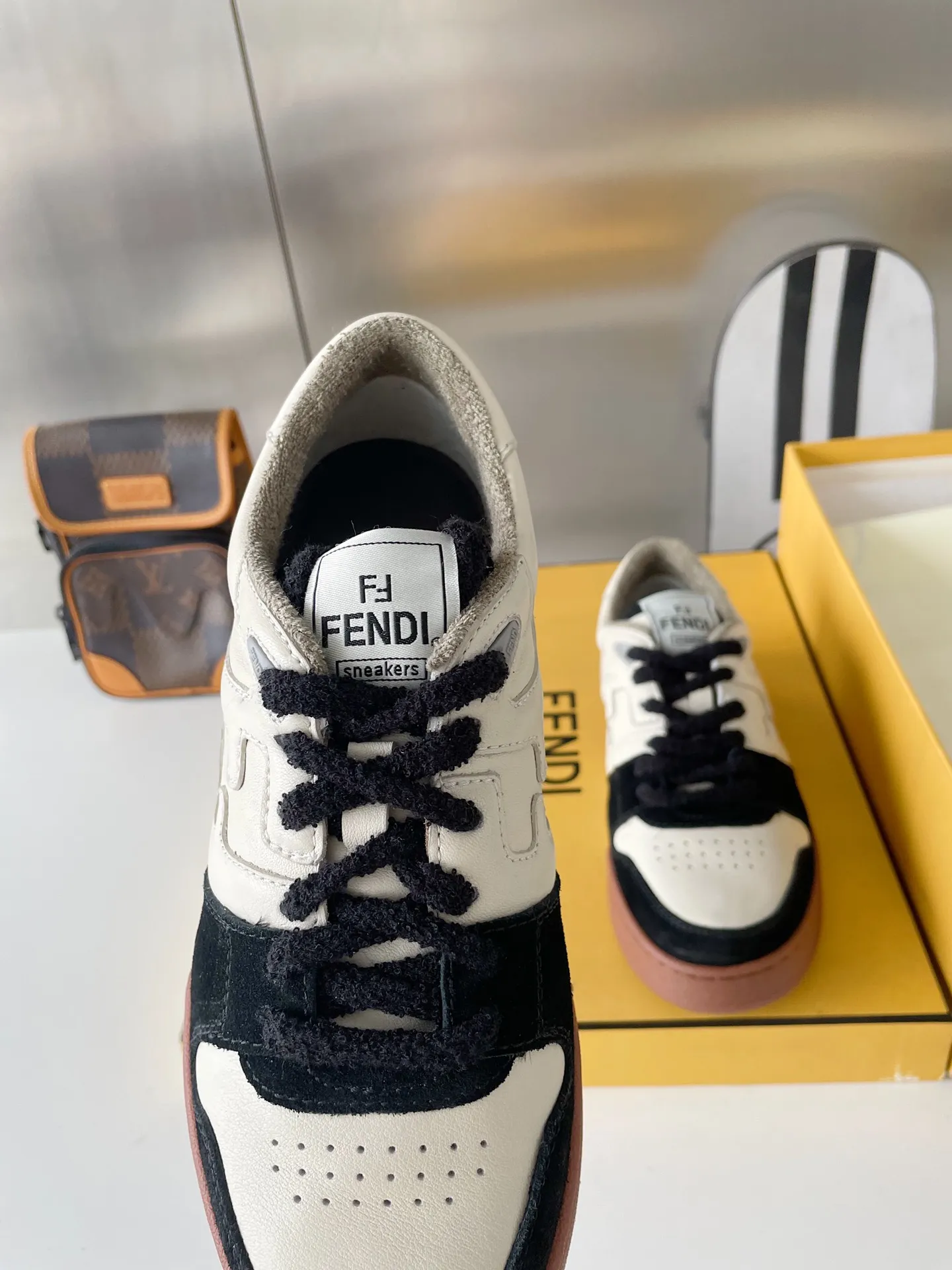 👟👟Ex-factory price👟👟Ex-factory price 520 👟👟 Fendi match's latest sneakers for couples, the first sneakers created by designer Kim Jones. Fendi match is similar to LV's Trainer basketball sneakers. The shoe shape is similar, with FF retro design added. The upper is made of suede and leather stitching. The double F logo on the side is convex and the lining is made of terry velvet. The upper foot is super soft and light. Comfortable and paired with a sweatshirt, full of youthful feel, and comes with exquisite packaging at the counter. Exclusive products, FENDI, trade channel orders, 2022 early spring catwalk models, capsule series, casual sneakers for couples. Cecilia Cheung, Jane Zhang, He Sui, Gu Li Nazha, Tang Yixin, Song Zuer, Wei Ya, and many other celebrities have endorsed them with FENDI Match sneakers. Let your thoughts flow, let the sunshine pour in, and interpret a variety of outfits! Fabric: Original custom suede + leather splicing combination Lining: Imported custom terry velvet lining Sole: Original molded T👟👟 Factory price U two-color combination sole Sole thickness: 3CM Size: Women's 35-40 / Men's 39-45